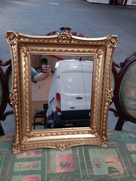 Antyczne lustro w zdobionej ramie