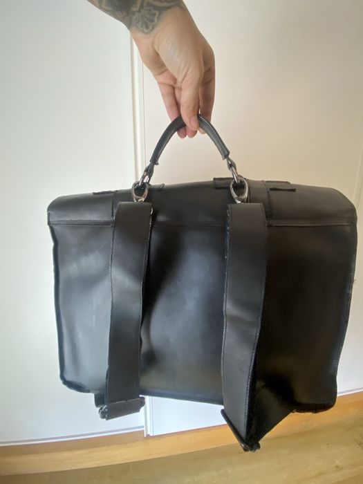 Mochila em pele preta