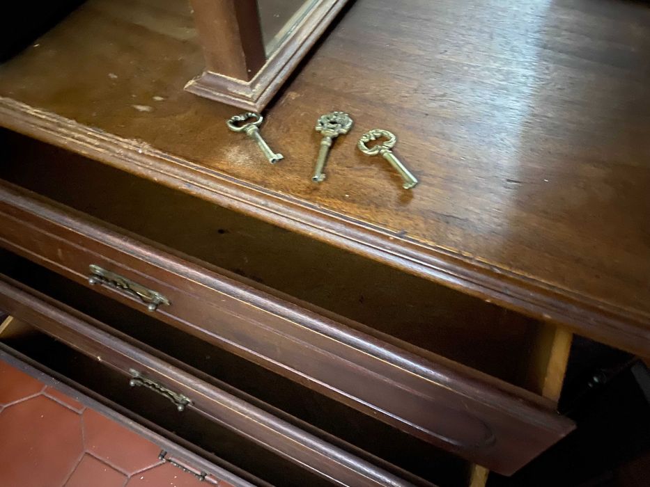 Movél de madeira mogno. Antiguidade/Vitrina/Louceiro/Garrafeiro