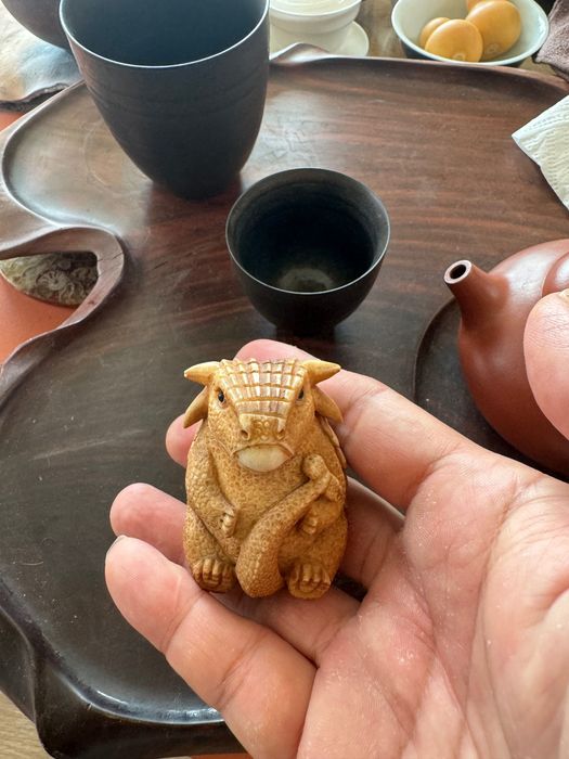 Dinossauros esculpidos em chifres de veado