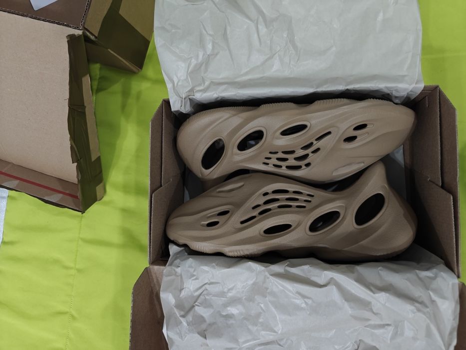 Yeezy foam rnnr clay taupe