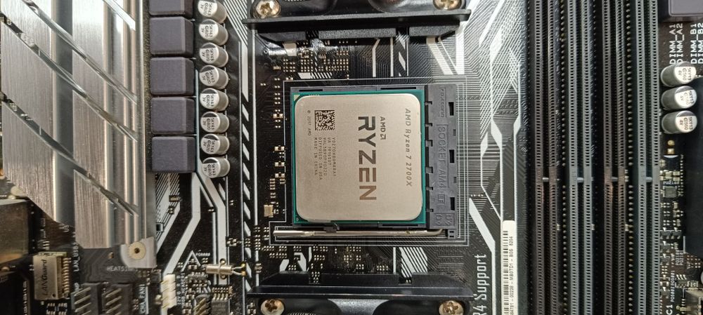 Продам комплект Ryzen 7 2700x+Asus prime  x370 pro