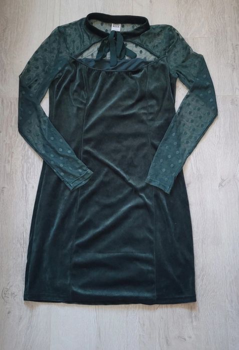 Welurowa elegancka sukienka z koronką i wiązaniem L Vero Moda