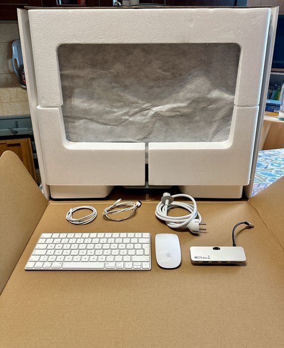 Apple iMac 4K 21.5 Inches (with Apple Keyboard, Apple Mouse, and Hub)64741160222083124