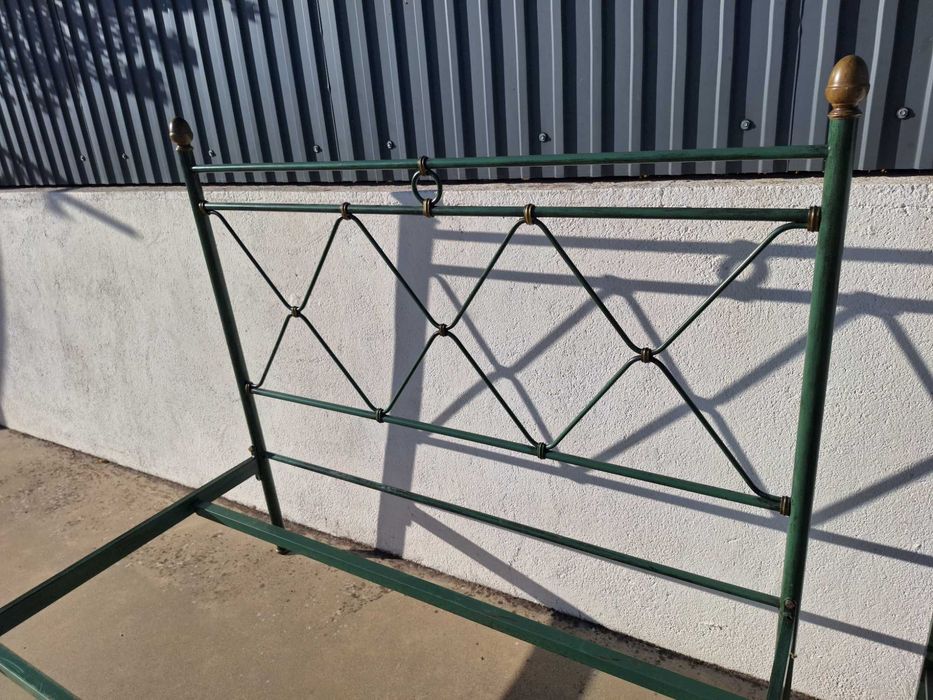 Cama e mesinha cabeceira ferro