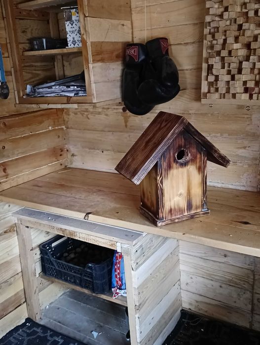 Ręcznie robiona budka lęgowa z drewna – premium handmade