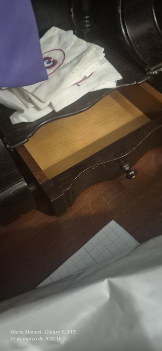 Cómoda / Escrivaninha. com 2 gavetas e 3 gavetões