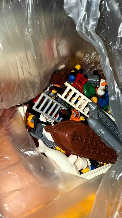 ~11,35kg klockow LEGO posegregowane kolorystycznie.
