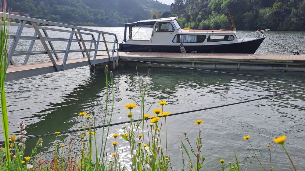 Barco de recreio com capacidade de 10 passageiros e com casco em aço naval e motor 180 D, gasoleo, 8,5 m, de 1985