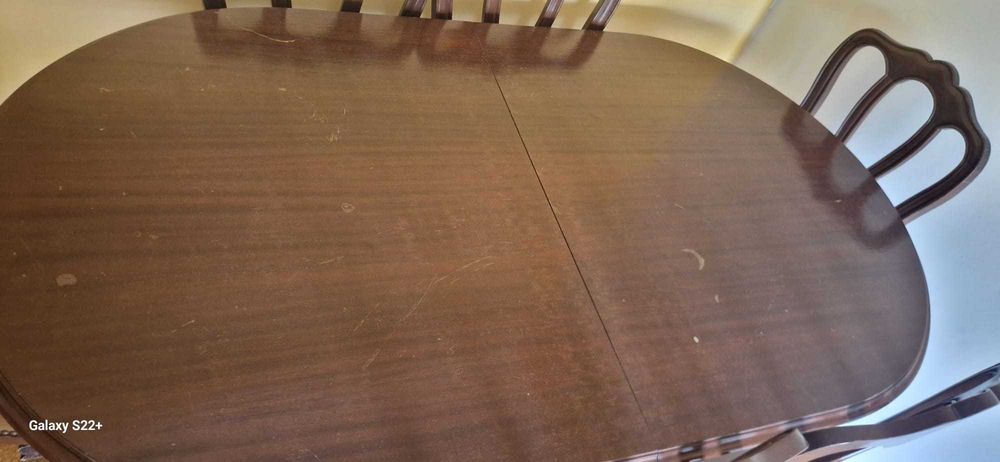 Mesa de casa de jantar em madeira e 6 cadeiras de madeira