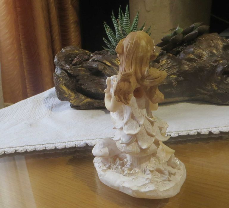 Estatueta Criança, em osso, pintura a cru, Base 9 X 7 cm Altura: 15 cm