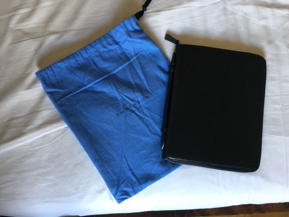 Capa para iPad, em pele, da marca SMYTHSON