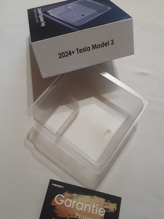 Лоток-органайзер для центральноіі консолі Tesla Model 3 (2024+)