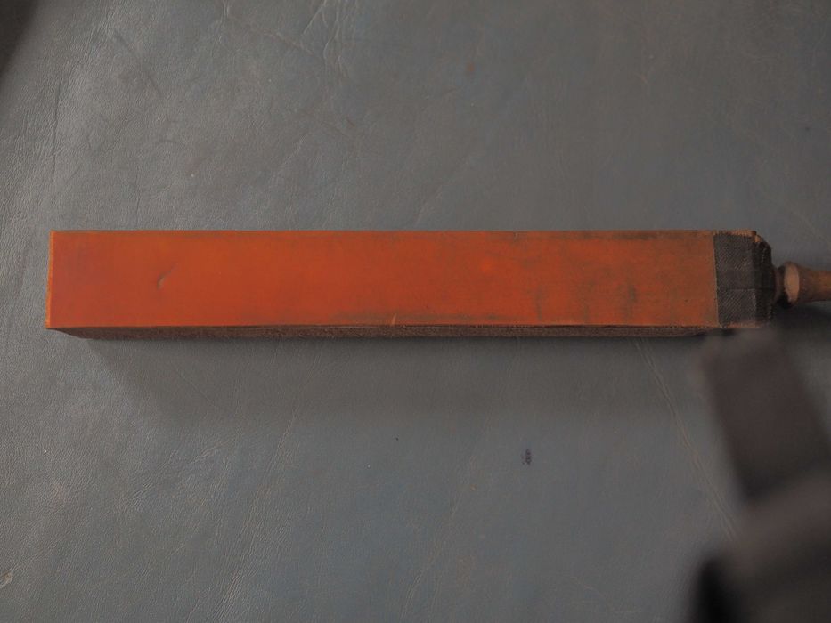 Устройство для правки бритв с тюрингийцем.