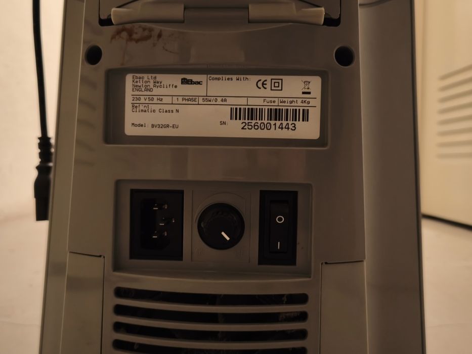 Este aparelho é um dispensador de água de bancada