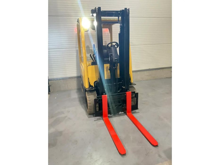 Empilhador Hyster eletrico de 2.5 T.