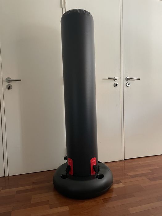 Saco de boxe com pé