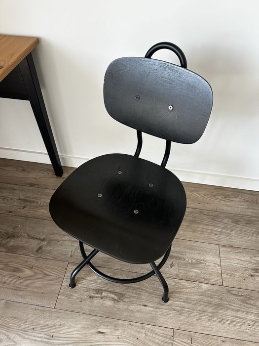 Zestaw Biurko Arkelstorp + krzeslo obrotowe + lampka