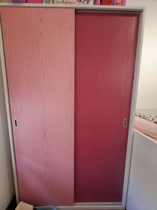 Quarto de solteiro completo em madeira maciça