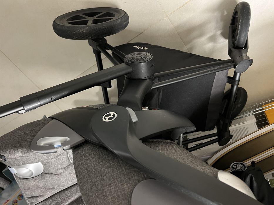 conjunto cybex. carrinho, coque e alcofa que se transforma em cadeira