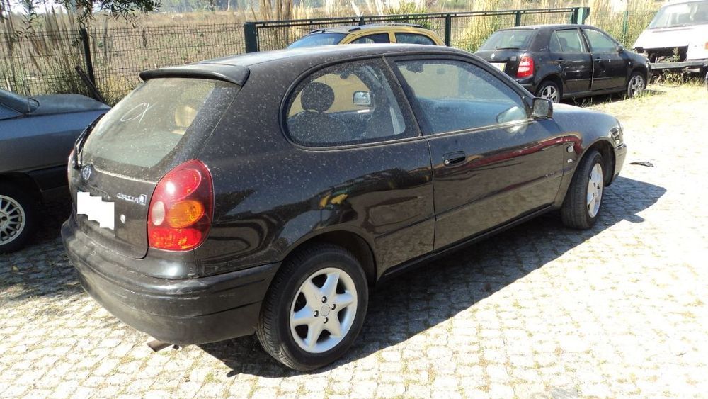 Toyota Corolla E11 1.6 3P 2001 - Para Peças