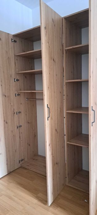 Szafa 3 drzwiowa w naturalnej okleinie dębowej.