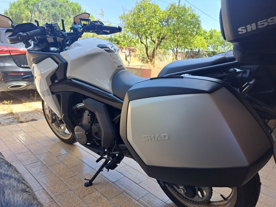 CF Moto 650 GT com malas e top case