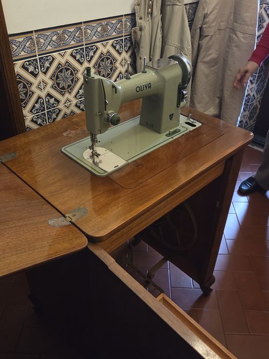 Maquina de costura antiga  OLIVA (com armário)