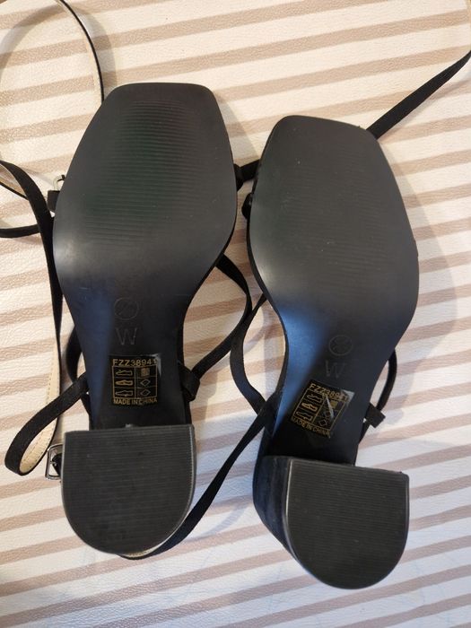 Boohoo czarne sandały Słypek _37