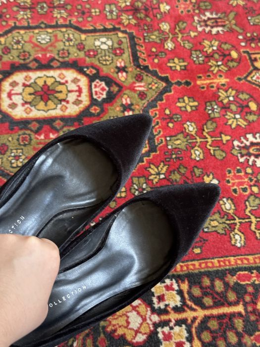 Чорні велюрові туфельки Marks&Spenser