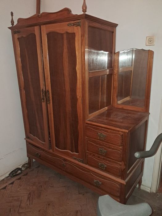 Roupeiro duas portas com camiseiro e espelho