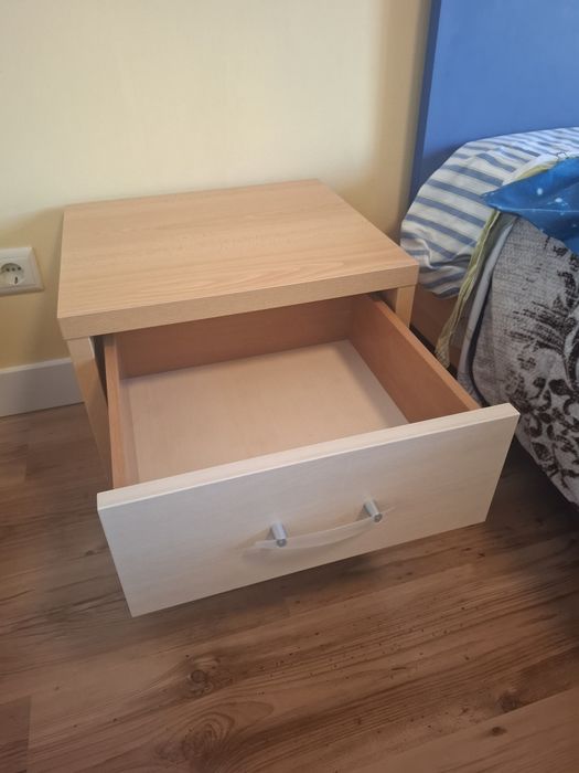 Quarto juvenil com cama secretária mesas cabeceira