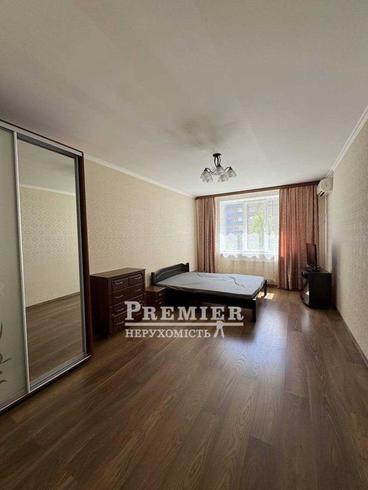 2 кімнатна квартира 75 м² біля парку Перемоги, кухня-вітальня 22 м², червона цегла