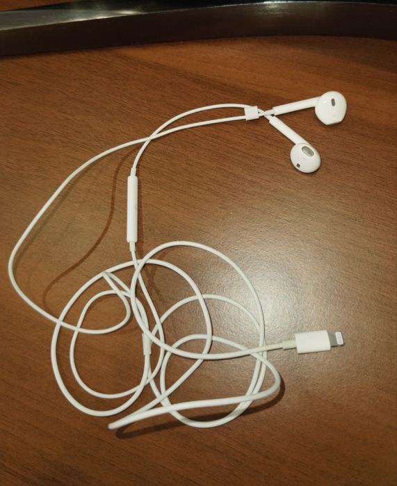Продаж провідних airpods