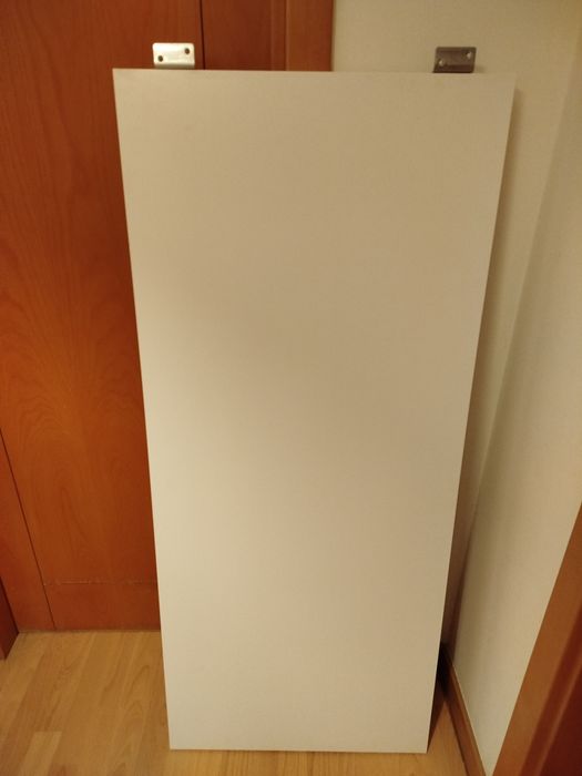 Tampo de mesa IKEA Lagkapten, 2 pernas IKEA Olov e suporte para prender a mesa à estante Kallax.