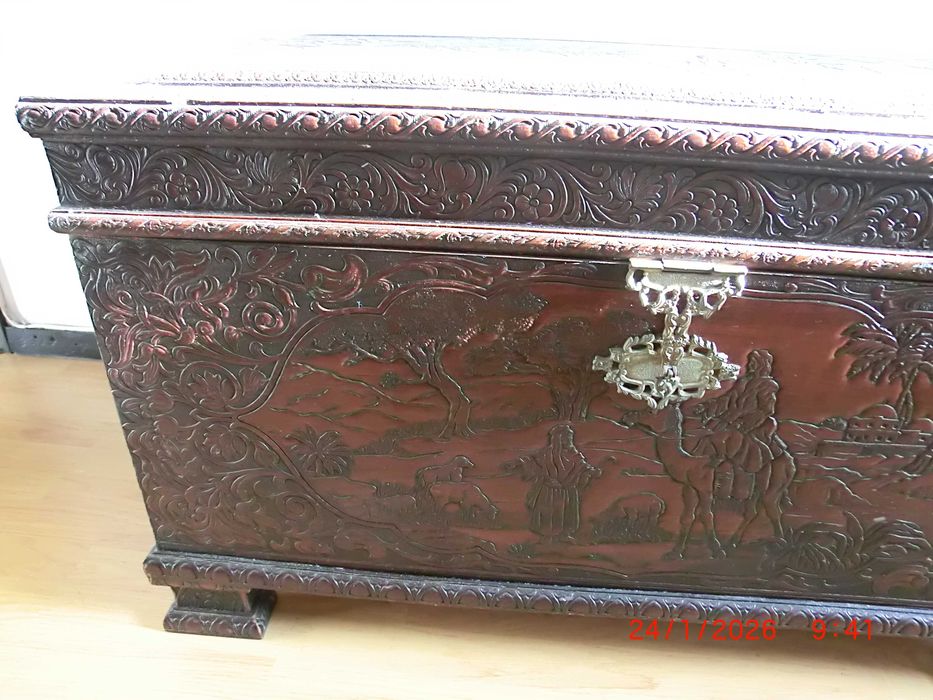 Arca em Madeira, maciça, como nova.