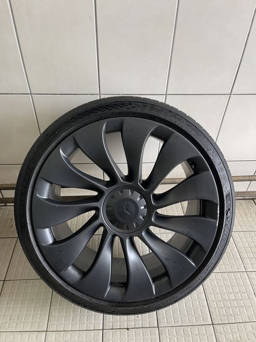 Tesla y perfomance 21 275/255/35/21