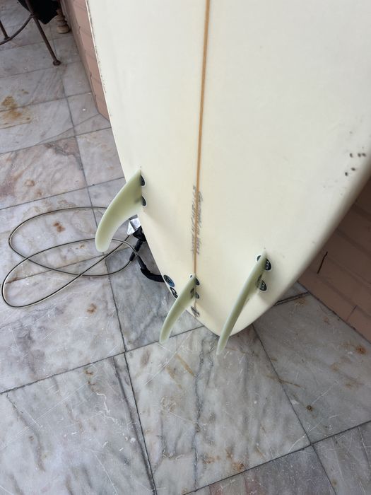 Prancha de Surf 5’11 c/quilhas, deck e leash