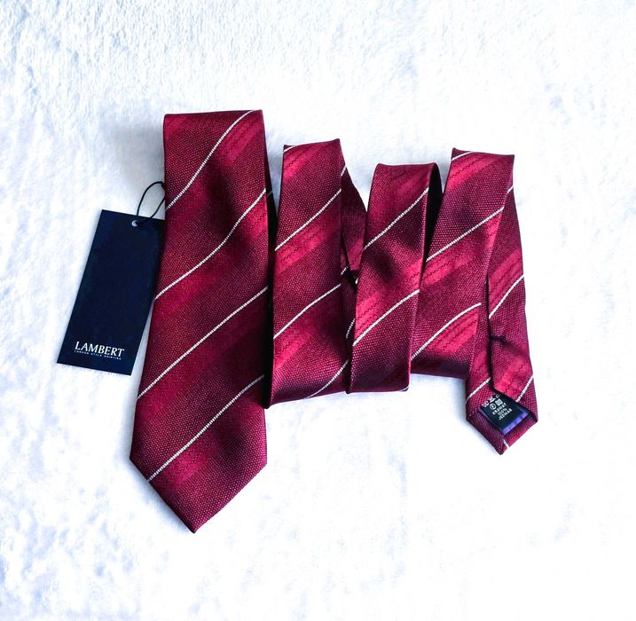 Elegancki Krawat Jedwabny LAMBERT – Klasyczne Bordo w Pasy