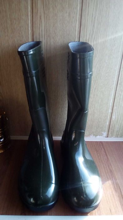 Продам новые резиновые сапоги.