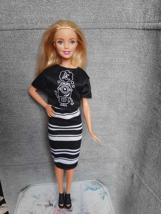 lalka barbie z ubrankami