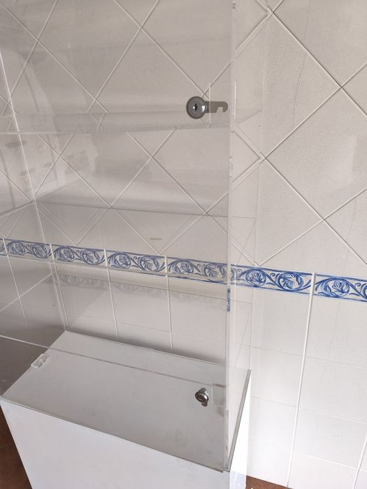 Móvel acrilico com quatro prateleiras e com fechadura