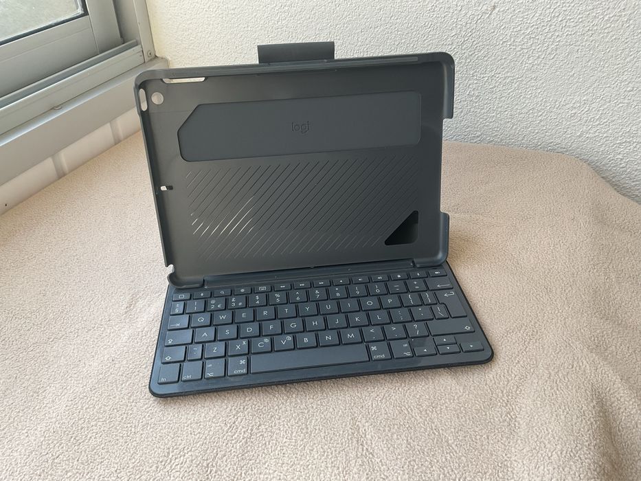 Logitech Slim Folio iPad erui z klawiaturą