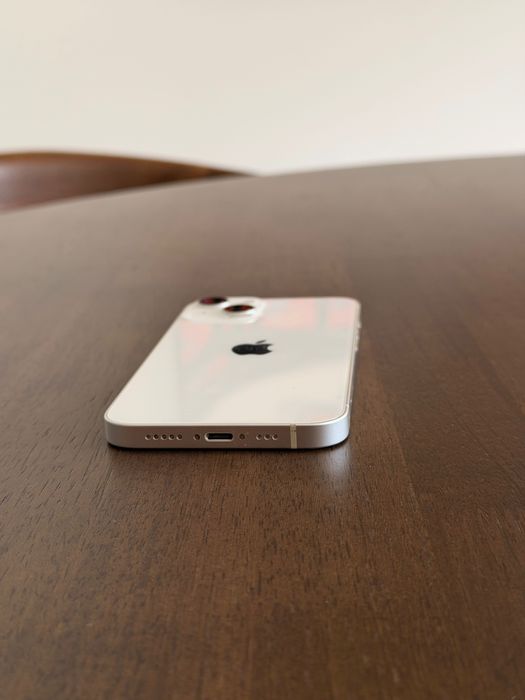 iPhone 13 branco com caixa e capas