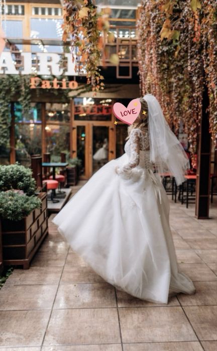 Дуже гарна весільна сукня