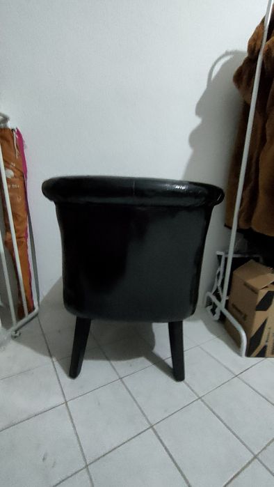 Poltrona pequena capitonê preta