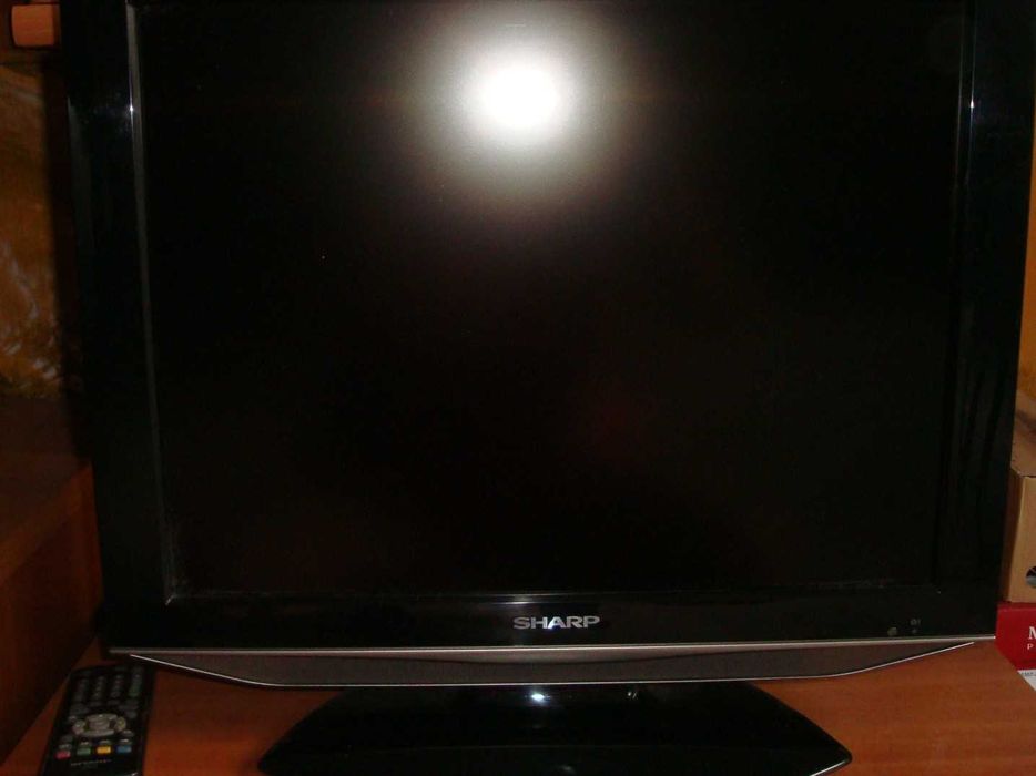 mały telewizor Sharp LC-20AD5E/ Sharp 20 cali/  20 calowy