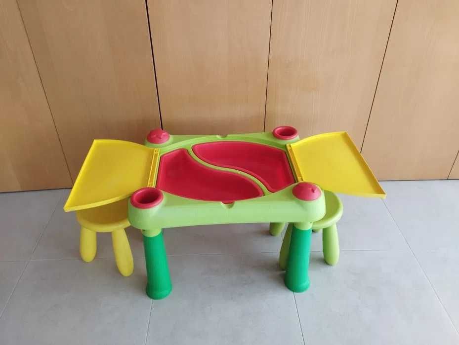 Mesa de atividades infantil com 2 bancos coloridos