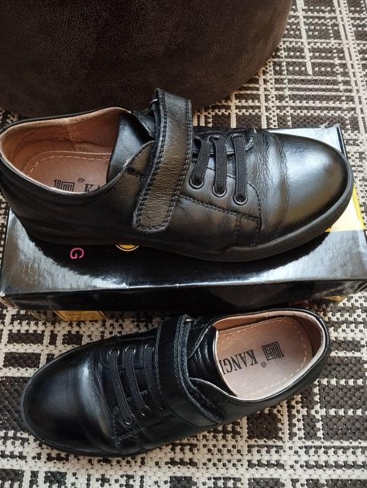 Шкіряні туфлі , кросівки