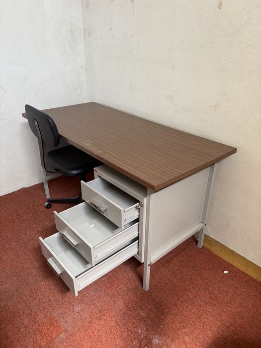 Secretaria Handy e cadeira